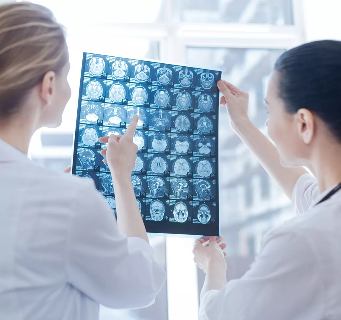 磁力共振(MRI)专家医师正在诊断